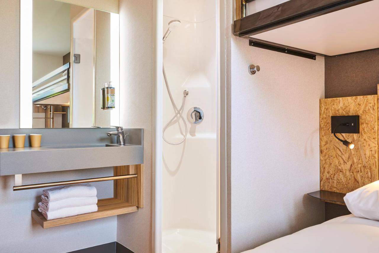 Standaard Tweepersoonskamer met 2 Aparte Bedden en 1 Stapelbed